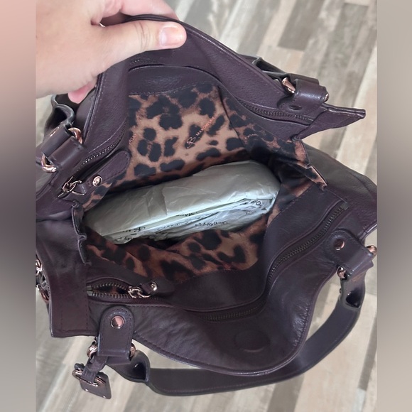 B. Makowsky Tribeca Leather Shoulder Bag Purse in Plum - Picture 9 of 13